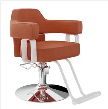 Парикмахерское кресло в парикмахерской Парикмахерское кресло в парикмахерском салоне можно поднимать и опускать. Мебель для салона